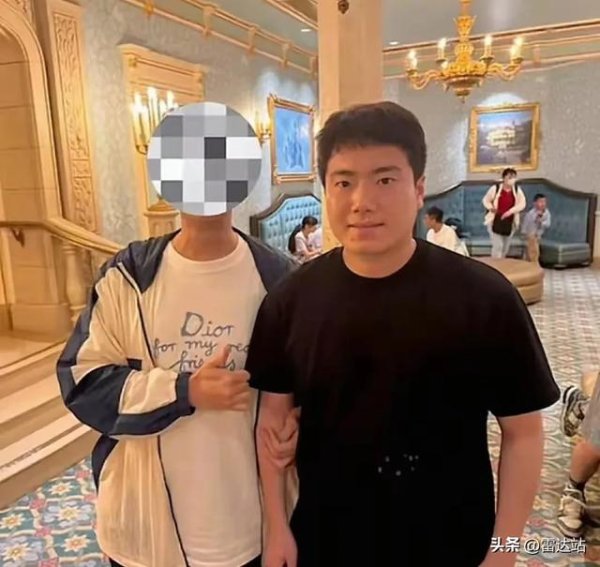 扬帆证券 梁靖崑陪儿子去迪士尼，路人多看了他两眼，他问：要不要合照？
